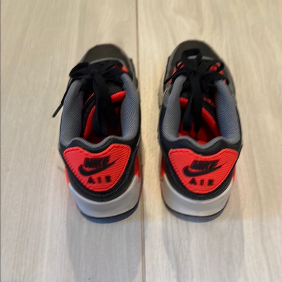 Nike Air max Kids Black and Neon Red Sneakers, size 3.5 - Picture 4 of 7